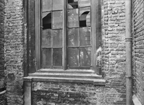 80632 Afbeelding van de onderste helft van een raam in de westelijke kloosterarm van het St. Catharijneklooster (Lange ...